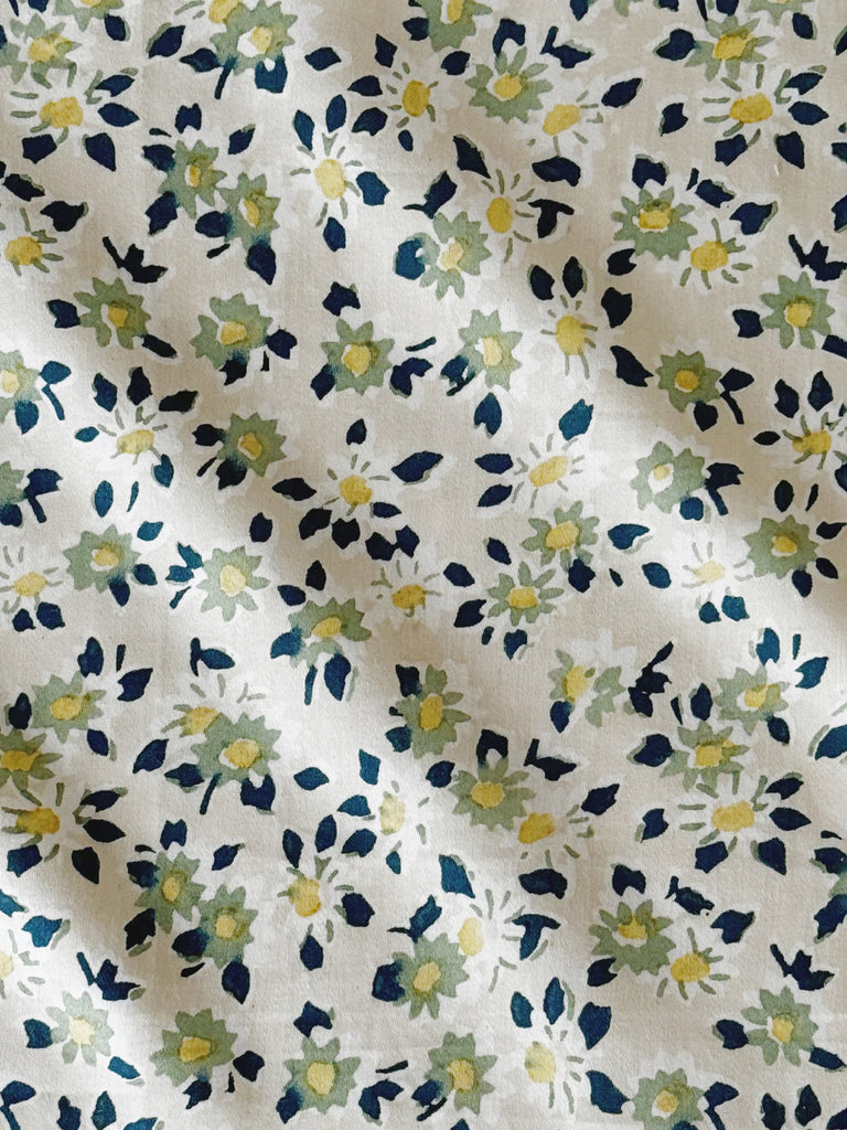 Fitted Sheet in Small Daisy Hillside