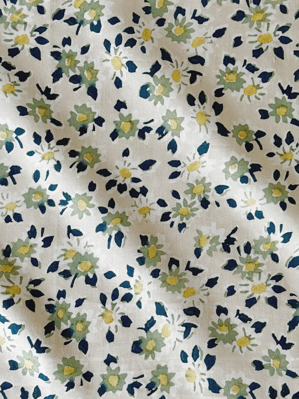 Duvet Cover in Small Daisy Hillside