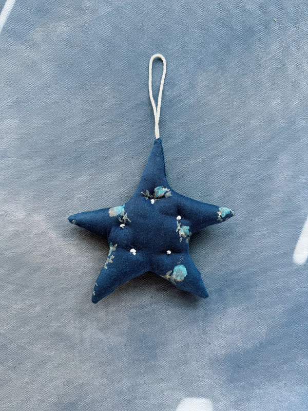 Star Ornament, Ditsy Rose Lake